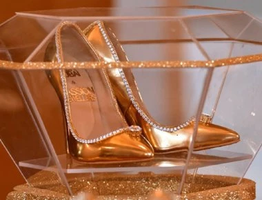 Ντουμπάι: Ένα ζευγάρι χρυσές γόβες με διαμάντια πουλήθηκε για 17 εκατ. δολάρια (φωτο)